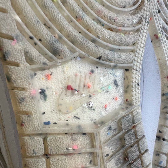 Jordan 1 Mid SE - Pastel Vivid Green Grind (GS) - Picture 3 of 13